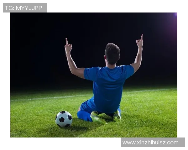 穿唐装的足球明星展现传统文化魅力与现代体育精神的完美结合