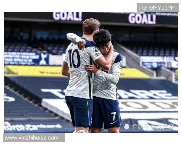 足球明星亲自赠送球裤高清图片分享尽显运动魅力与时尚风范