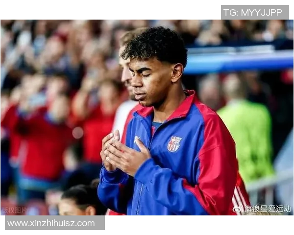 19岁足球明星展现帅气风采引领年轻球员新潮流